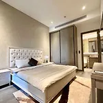 Luxury 2Bd W Rooftop Bar & Pool In Saigon Center