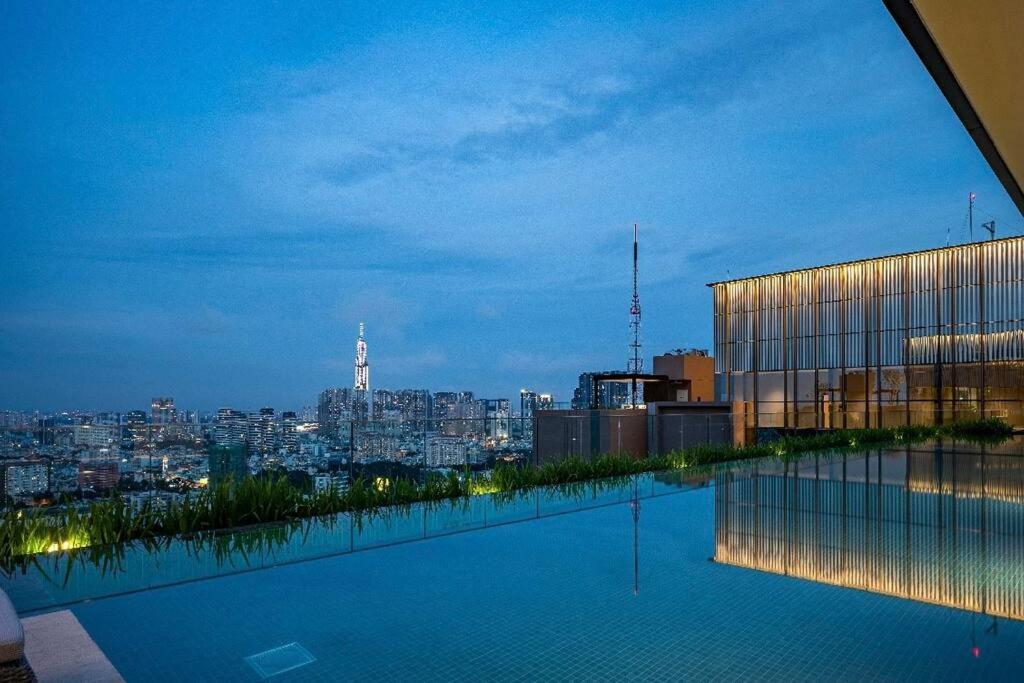 Luxury 2bd W Rooftop Bar & Pool In Saigon Center Apartment *