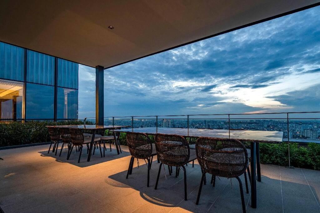 Luxury 2bd W Rooftop Bar & Pool In Saigon Center