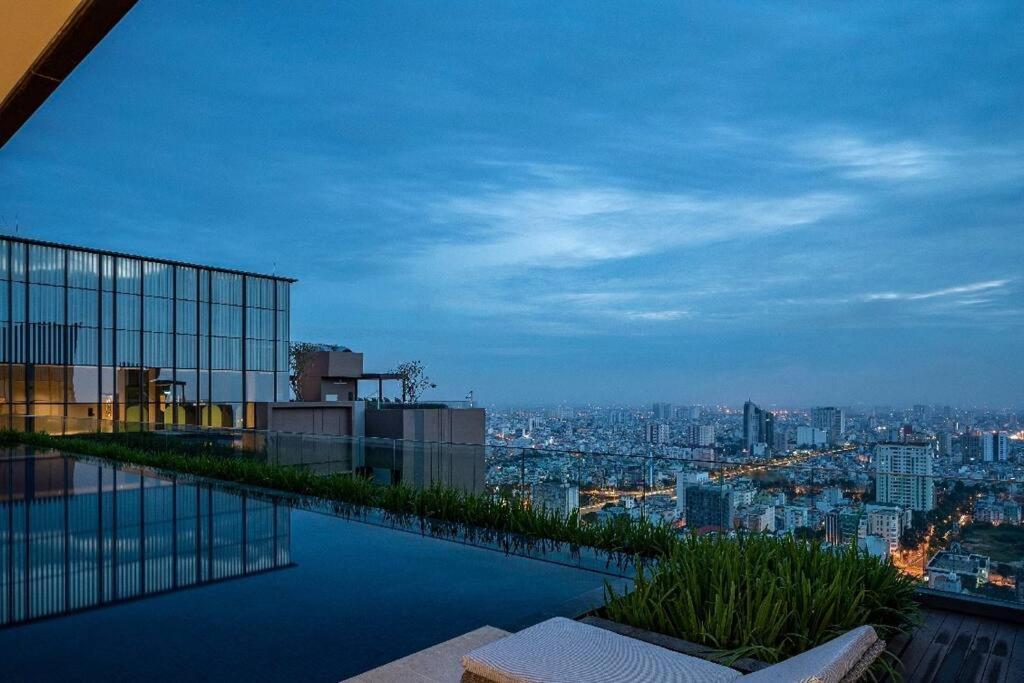 Luxury 2bd W Rooftop Bar & Pool In Saigon Center