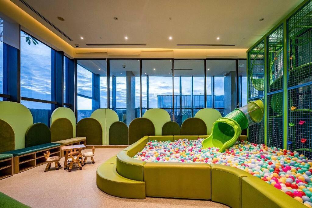 Apartment Luxury 2bd W Rooftop Bar & Pool In Saigon Center
