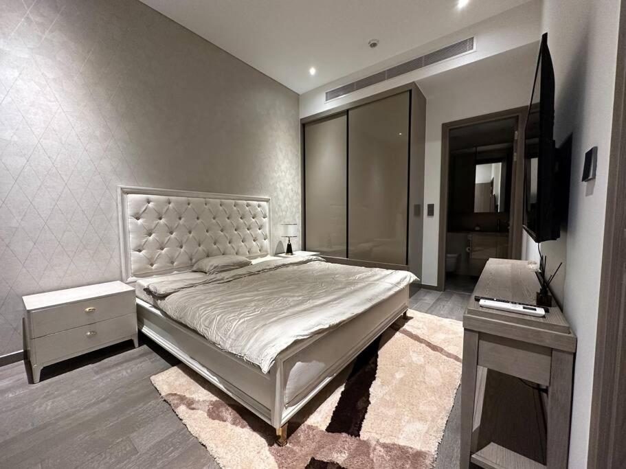 Luxury 2bd W Rooftop Bar & Pool In Saigon Center Apartment *
