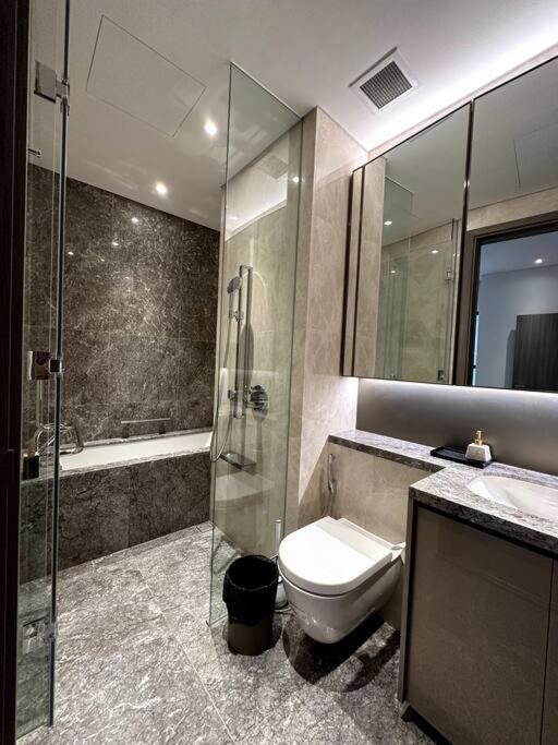 Luxury 2bd W Rooftop Bar & Pool In Saigon Center Apartment *