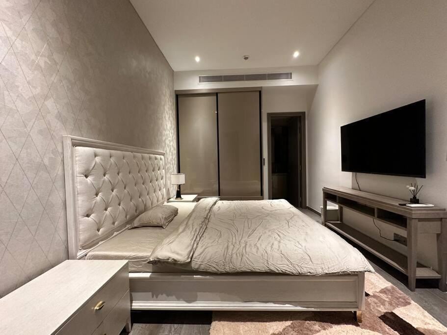 Luxury 2bd W Rooftop Bar & Pool In Saigon Center Ho Chi Minh City