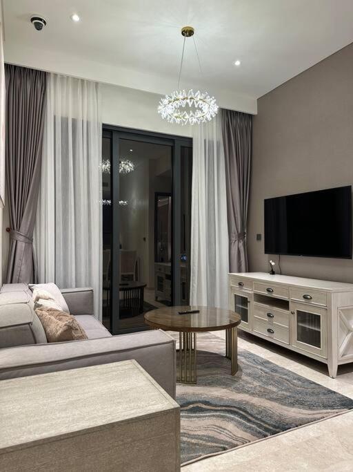 Luxury 2bd W Rooftop Bar & Pool In Saigon Center