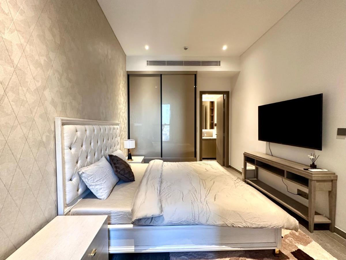 Luxury 2bd W Rooftop Bar & Pool In Saigon Center Apartment *