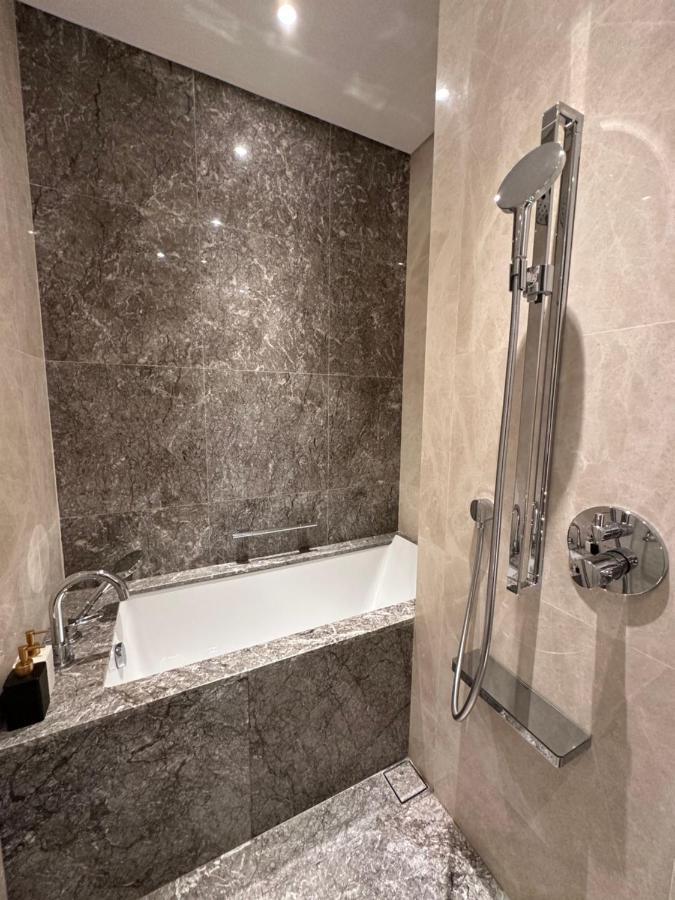 Luxury 2bd W Rooftop Bar & Pool In Saigon Center