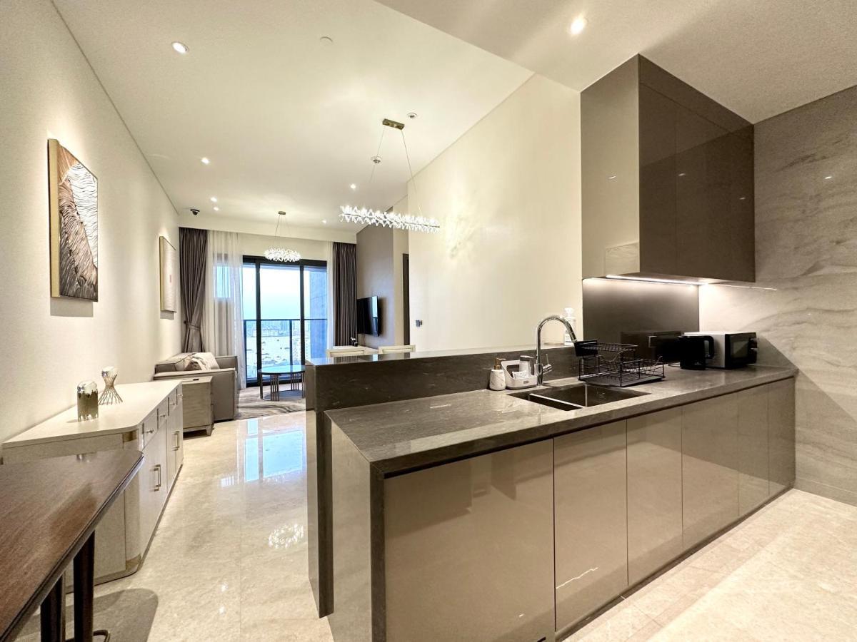 Luxury 2bd W Rooftop Bar & Pool In Saigon Center *