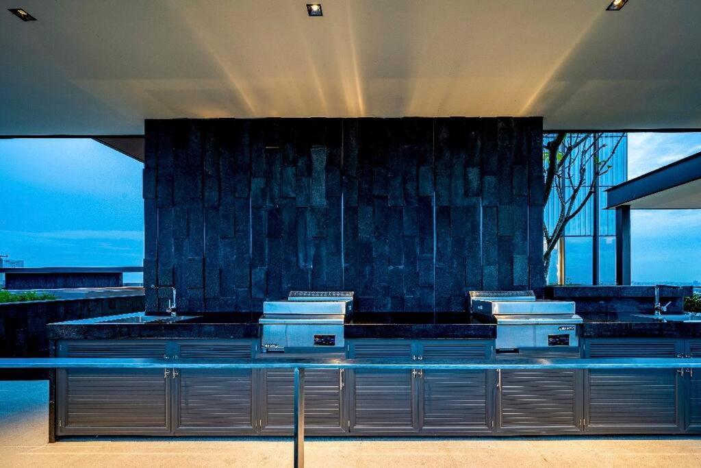 Luxury 2bd W Rooftop Bar & Pool In Saigon Center Apartment Ho Chi Minh City